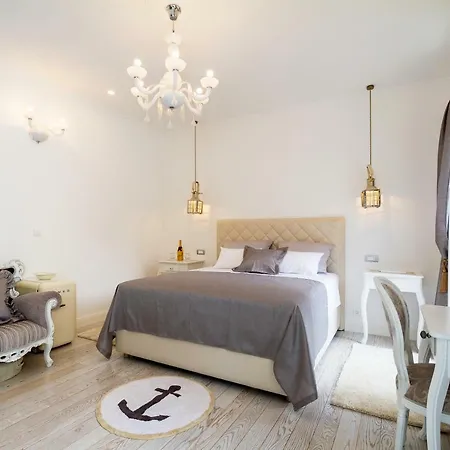 Old Town Deluxe Bed & Breakfast